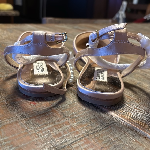 Badgley Mischka Fawn Pointed Toe Flat Pearl soft blush ☺️ - Picture 7 of 11